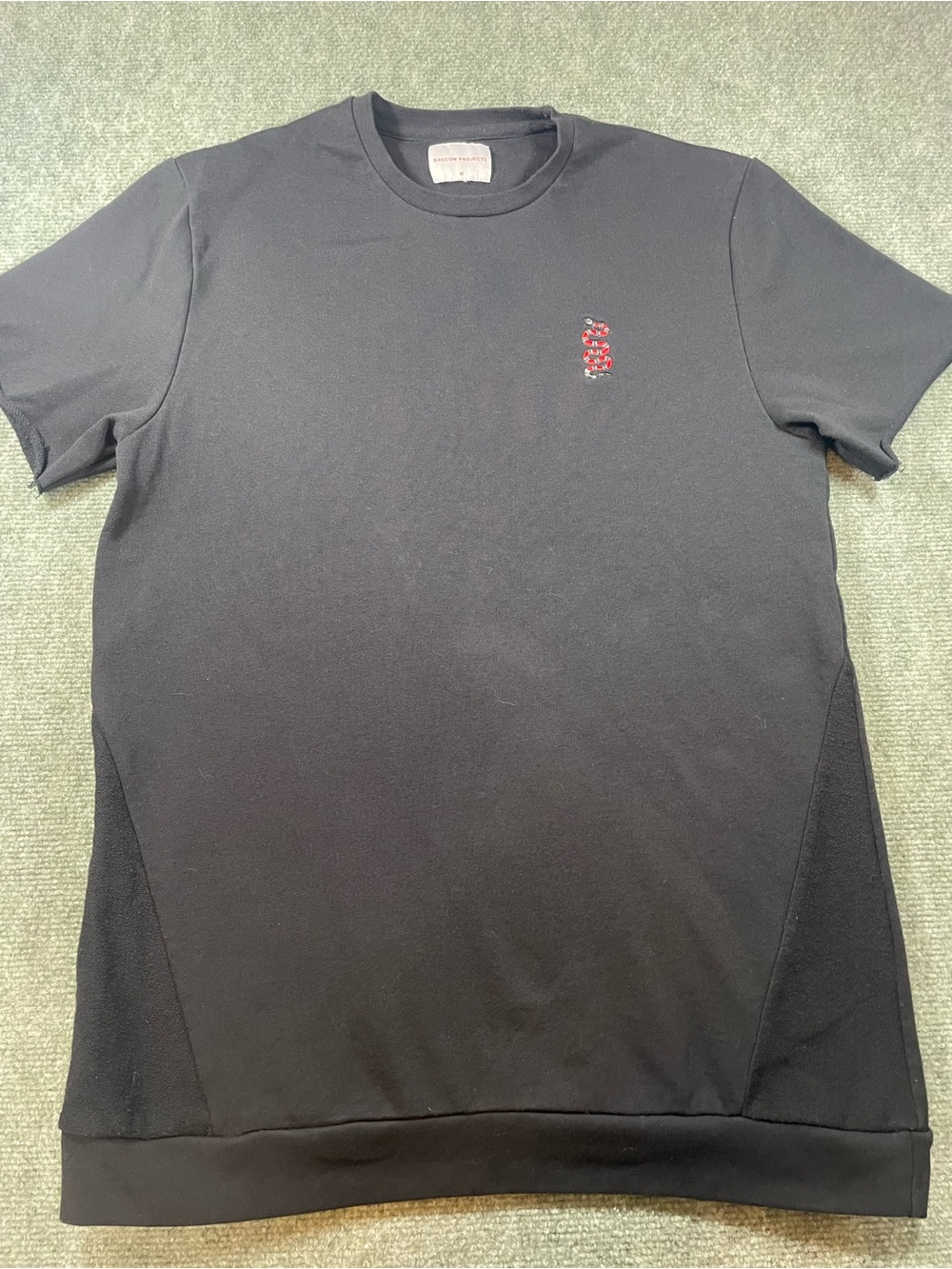 Black Men's Crewneck Short-Sleeve Sweatshirt‎ with Subtle Chest Snake Embroidery